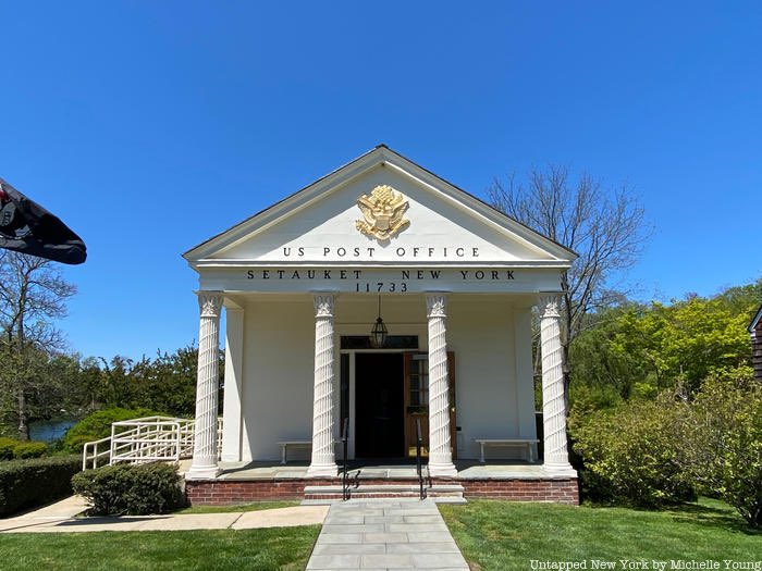 michelleyoungNY's tweet photo. This is my hometown post office in Setauket NY. It struck an obsession with the postal service that I carry to this day. The #USPS worker Stephanie knows everyone’s names. While home for the summer it suddenly had its hours cut in half. I now see it’s all part of something more.. https://t.co/55Khao5AYs