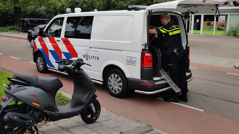 Politie vindt gestolen scooter, verdachte vlucht weg: De politie heeft in de Van Hogendorpstraat in Assen een gestolen scooter in beslag genomen.