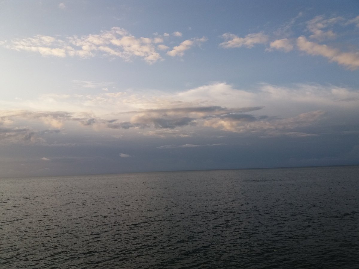 Una mirada al cielo desde el Paseo Marítimo de #Malabo. Buen fin de semana a todos.