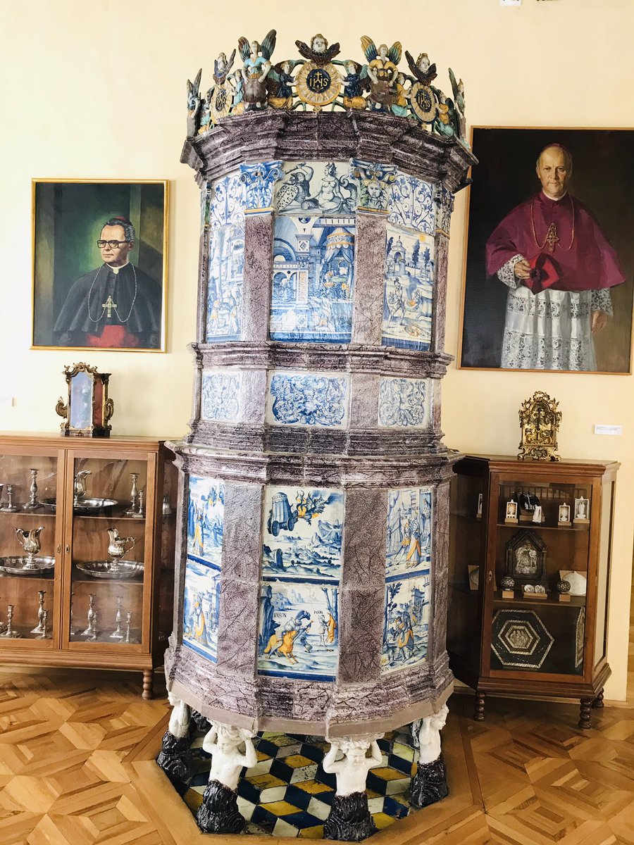pronoluca's tweet photo. Un’incredibile #stufa del Palazzo Vescovile di #Bressanone dedicata a #Giasone e #Medea https://t.co/y74KPWgXlc