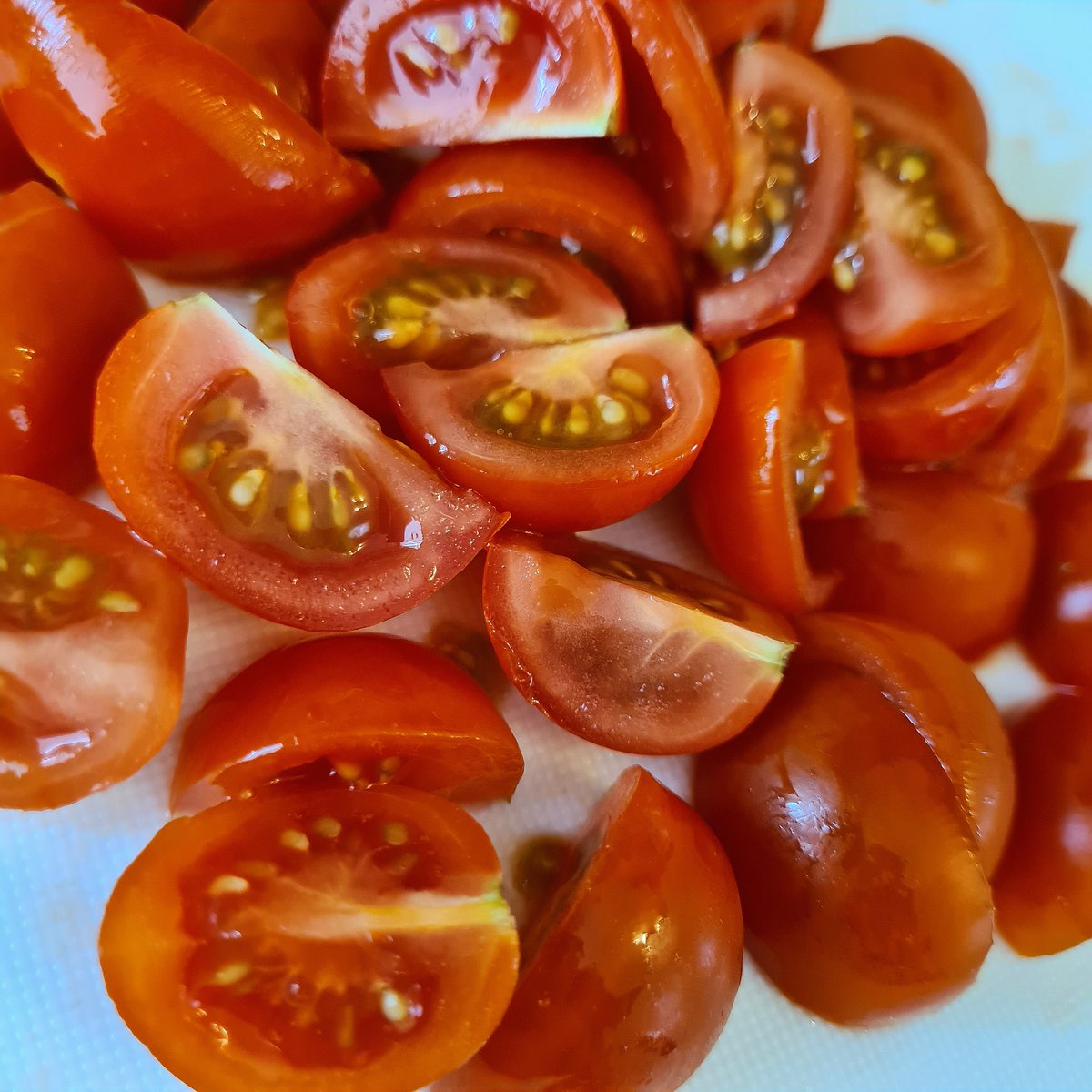 MrsTaylor_EYFS's tweet image. When you take photos of really random things because you've got a new phone with a really good camera! #teaprep #tomatoes #gousto #mealprep #rabdom #samaungs20plus