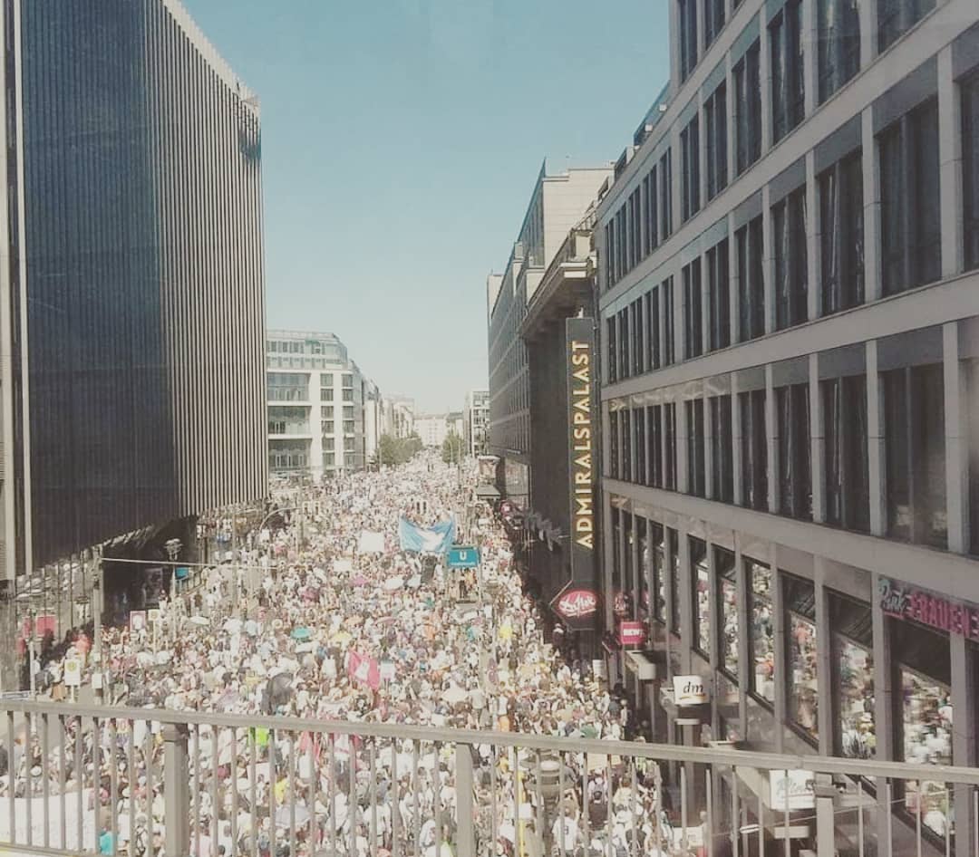 Wichtiges Zeichen, dass Linke und Rechte Seite an Seite gegen das Meinungs*error-Regime demonstrieren!

#BerlinDemo #berlin #COVID19