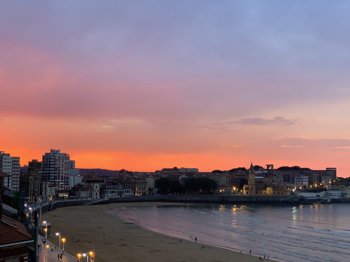 gijon's tweet photo. 📸 De naranja y morados se tiñe el cielo de #Gijón al atardecer. 
✨  Nuestra ciudad siempre tan bonita, y en esta ocasión, tan bien retratada por @Vermutin2, ganadora de esta semana de #MiFotoDeGijón. 
#Xixón #Foto https://t.co/APYk4jZEc8