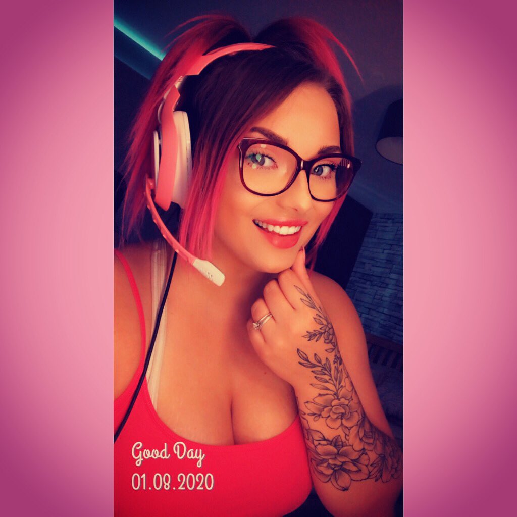 Live now on twitch! Playing resident evil 7!! twitch.tv/thepinkvixen