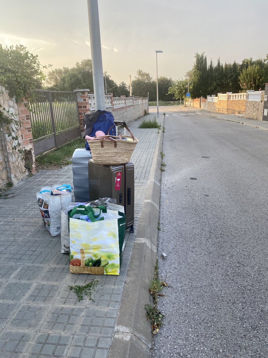 MirandaDuran_'s tweet photo. Como somos 2 personas pero llevamos varios bultos vuestra ‘solución’ es que me quede yo embarazada y tirada en la calle, esperando con las maletas a que vuelva mi pareja con el coche. La operadora dice que “total, tampoco estáis en la nada”. Aquí es donde estamos 👇🏻 https://t.co/h29Fjuodku
