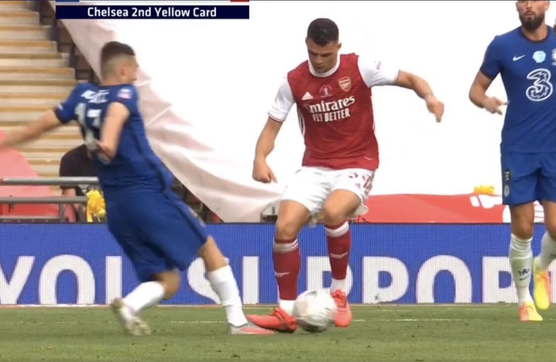 Kalle__Karlsson's tweet photo. Det var alltså den här duellen som gav Chelseas Mateo Kovacic (!) hans andra gula kort idag i FA-cupfinalen. Låt oss konstatera att Anthony Taylor inte hade nån bra dag på jobbet. https://t.co/ETRnx1iZQs