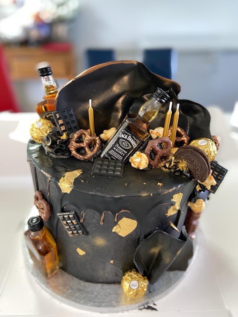 Princessbakes_'s tweet image. Made my first black buttercream cake today - super pleased with the results as I know a lot of people struggle getting it this colour. 
This cake was a freestyle too💗 currently offering 10% off all freestyle cake designs