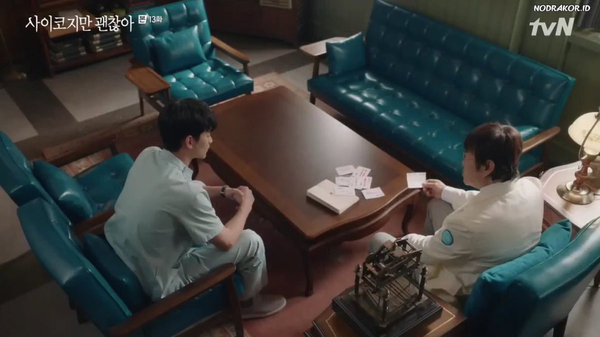 Park Okran is a former theatrical actress. Head nurse Park, who has access to all the patients, must've had manipulated Park Okran and told her to act like that to confuse Munyoung and the others (those notes are the proofs)  #ItsOkayToNotBeOkay  #ItsOkayToNotBeOkayEP13
