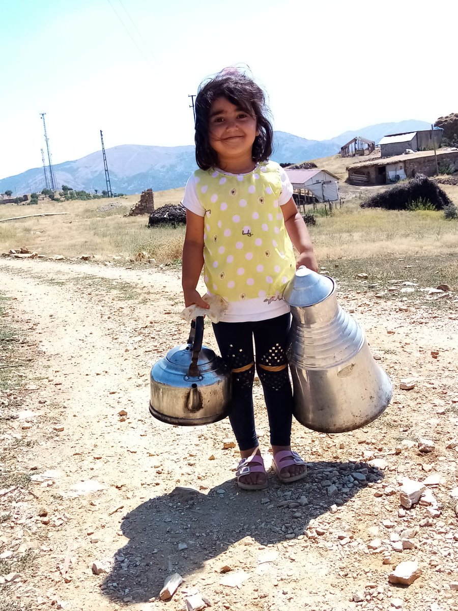 Metropol çocuğunun köydeki ilk günleri. 
Bi kaç güne de nanê tenûrê pişirmeye başlar