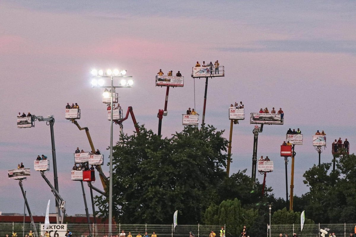 CTRLFCWomen's tweet image. 🤣 Scenes outside of Headingley as fans prepare to watch the return of Super League! 

🏉 Jokes aside, we can't wait to see SL back on our screens! Hopefully WSL will follow suit at some point too!

#CasGirlsCan | #ONECLUB | #SuperLeague