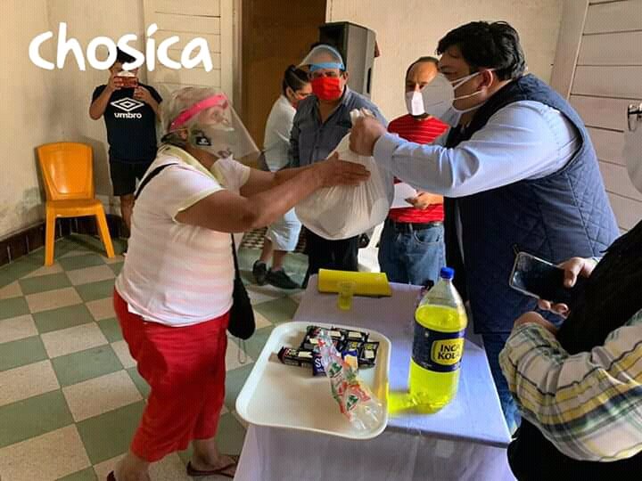 APRA_Oficial's tweet photo. #APRA Nuestros compañeros llevando un pedacito del corazón del Pueblo Aprista, gracias a la #INTERNETON continuaron entregando bolsas de víveres a las víctimas de la Pandemia en los distritos de Chosica, Huaycan y Ate.
#UnidosTodoLoPodemos
#SiempreConElPueblo https://t.co/8W1mzTsA32