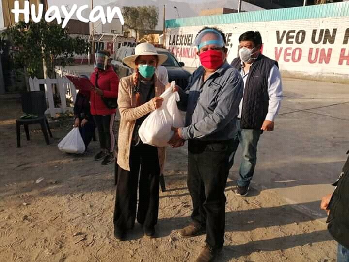 APRA_Oficial's tweet photo. #APRA Nuestros compañeros llevando un pedacito del corazón del Pueblo Aprista, gracias a la #INTERNETON continuaron entregando bolsas de víveres a las víctimas de la Pandemia en los distritos de Chosica, Huaycan y Ate.
#UnidosTodoLoPodemos
#SiempreConElPueblo https://t.co/8W1mzTsA32