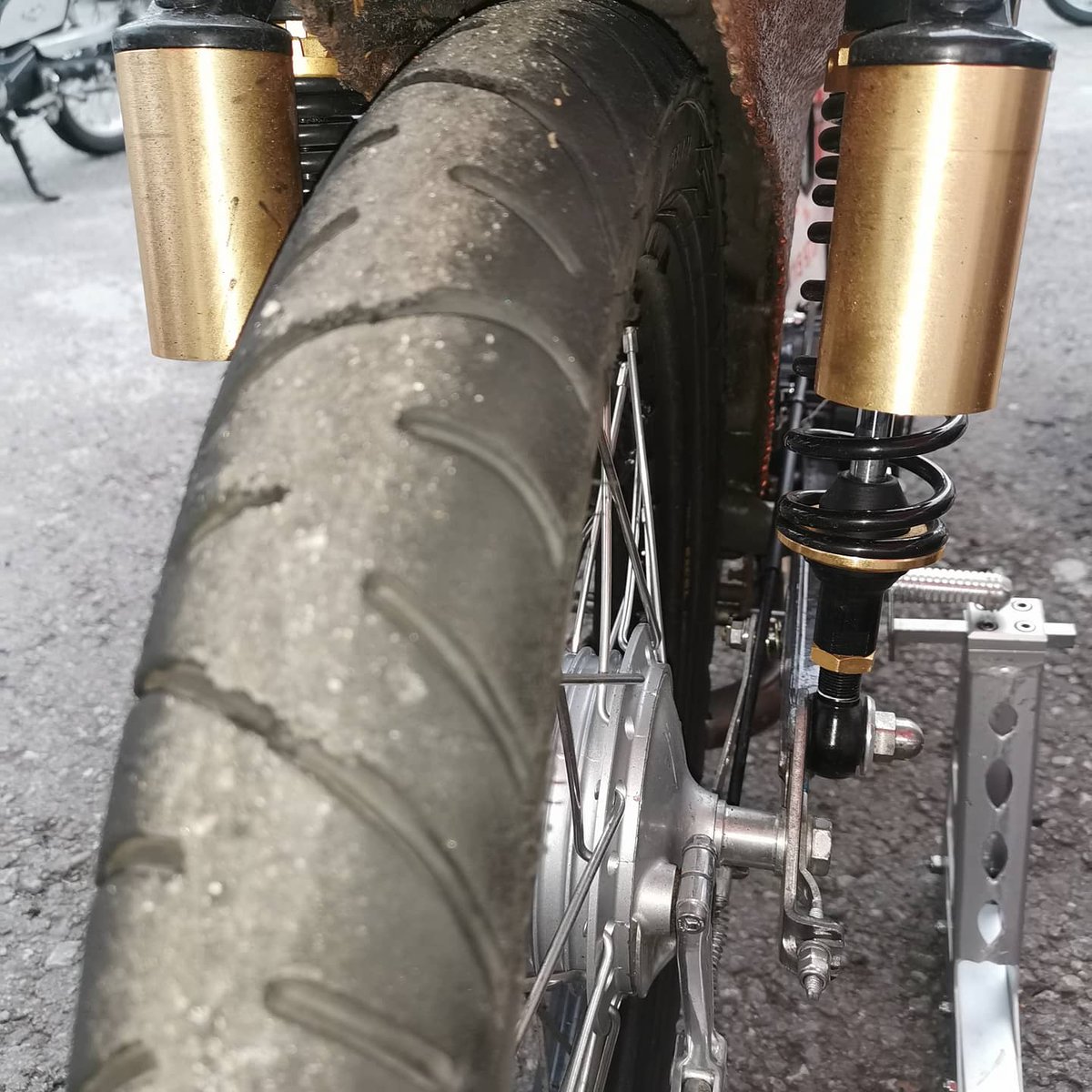 Linksmc's tweet image. Race day is over. Bike was fantastic till 30 mins from the end, some concerning engine noises and lack of power but managed to get home in second in class. #linksracing #eastmidlandsolutions #rebelprint #linksmotorcycles#akroofing #Buildbase