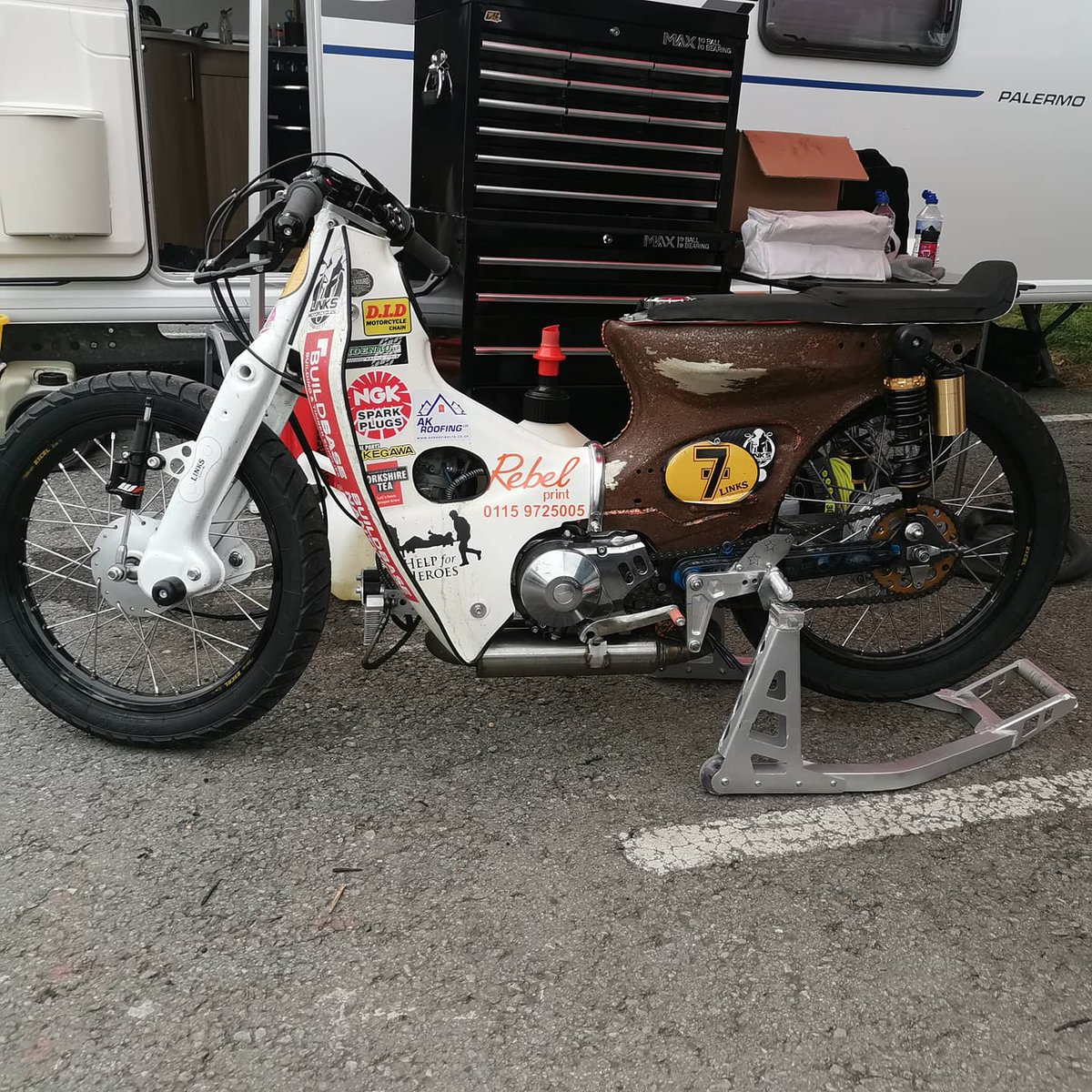 Linksmc's tweet image. Race day is over. Bike was fantastic till 30 mins from the end, some concerning engine noises and lack of power but managed to get home in second in class. #linksracing #eastmidlandsolutions #rebelprint #linksmotorcycles#akroofing #Buildbase