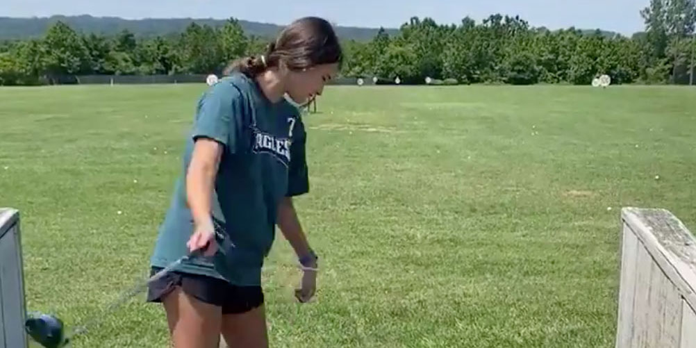 GolfDigest's tweet image. “I’m not going to stop doing the things I think I should be able to do with two hands. If I do give in, then I’m giving up.”

Kendall Kemm is known for her viral one-armed golf swing video, but her full story is even more inspiring:
glfdig.st/QiVL50AO9S9