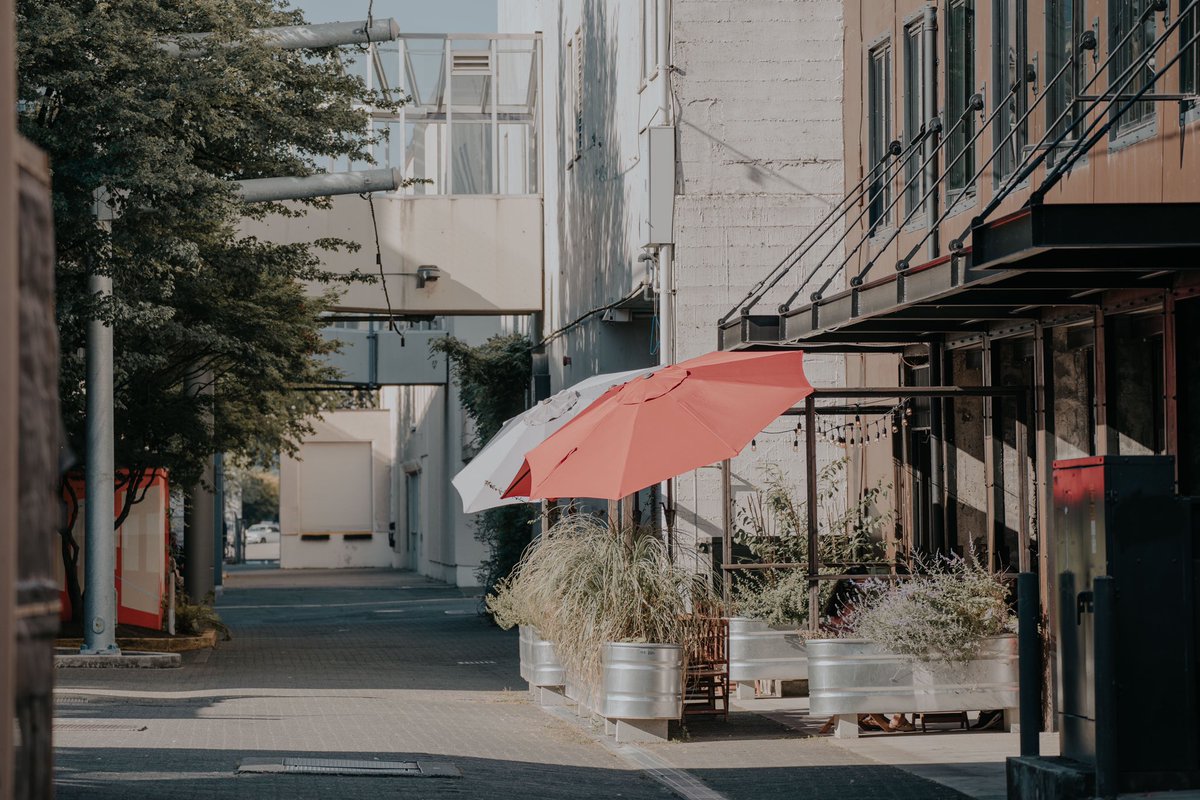 This weather has me ready for patio seating and ordering a Madras (cranberry cider with a splash of orange juice) from @1859_cider_co 🙌🏻
