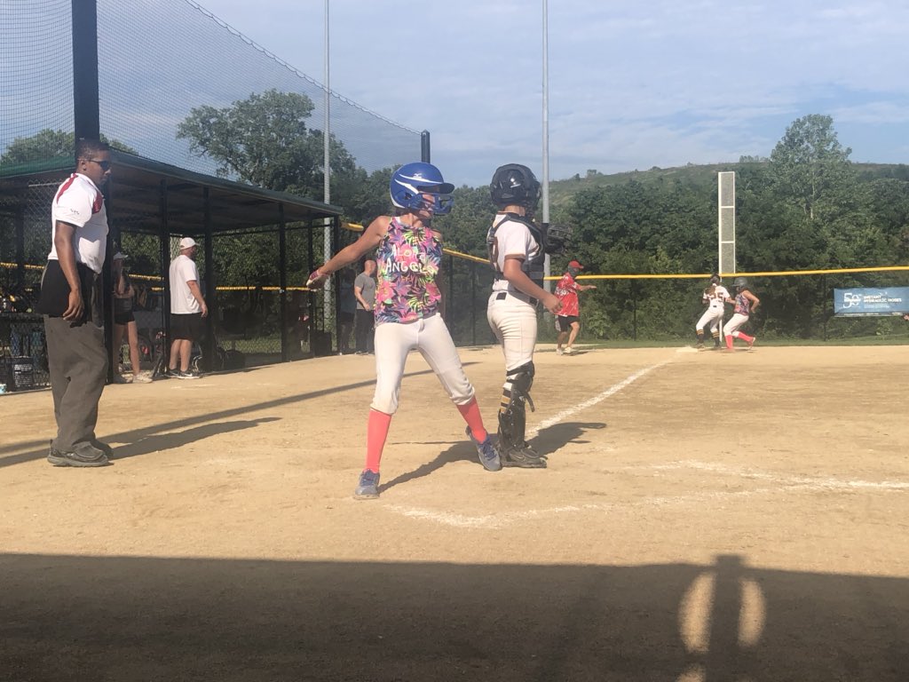 Angels got win #3 today to go undefeated in pool play! Proud of #25! <a href="/HawaiianHitfest/">HawaiianHitfest</a> #FPHawaiianHitfest #TopekaAngels10uC