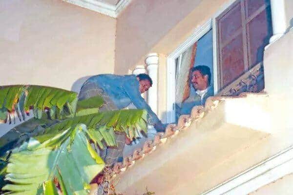 يمثل الجريمة وفعلا مثلها تحت ضغط واضح من الظباط اللي واحد منهم قال له " اتكلم يا محمود ولا اجيب فرج يفوقك؟" مبدأيا استحالة انه يكون اتسلق البلكونة لأنها عالية جدا ومعاه السكينة واثناء ما كان بيمثل الجريمة معرفش يطلعها كما هو موضح في الصورة ف انا عندي اسئلة كتير الحقيقة!