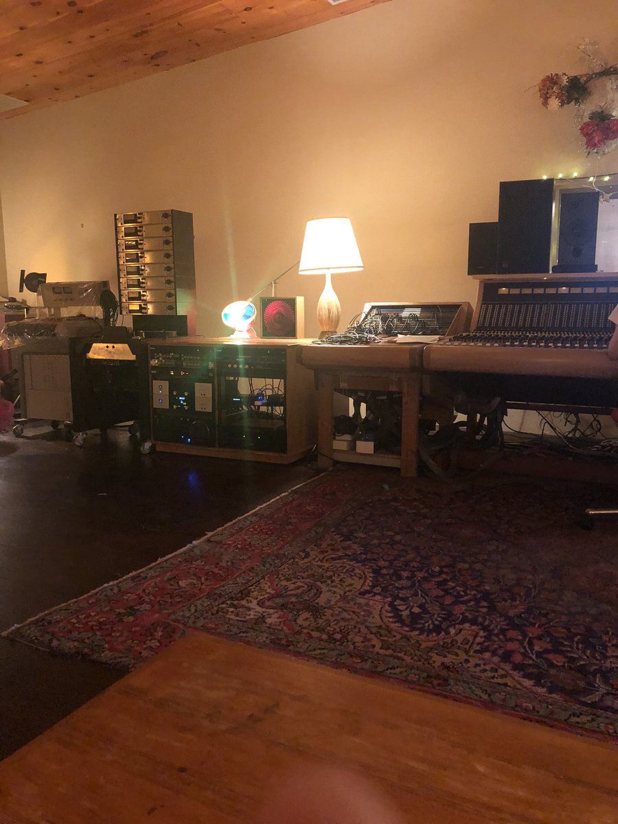MrCathey21's tweet photo. Studio Nights 🎙
#OldHeadCanStillFlow #HadToGetAway #EverySummer https://t.co/rwqaJfiBdj