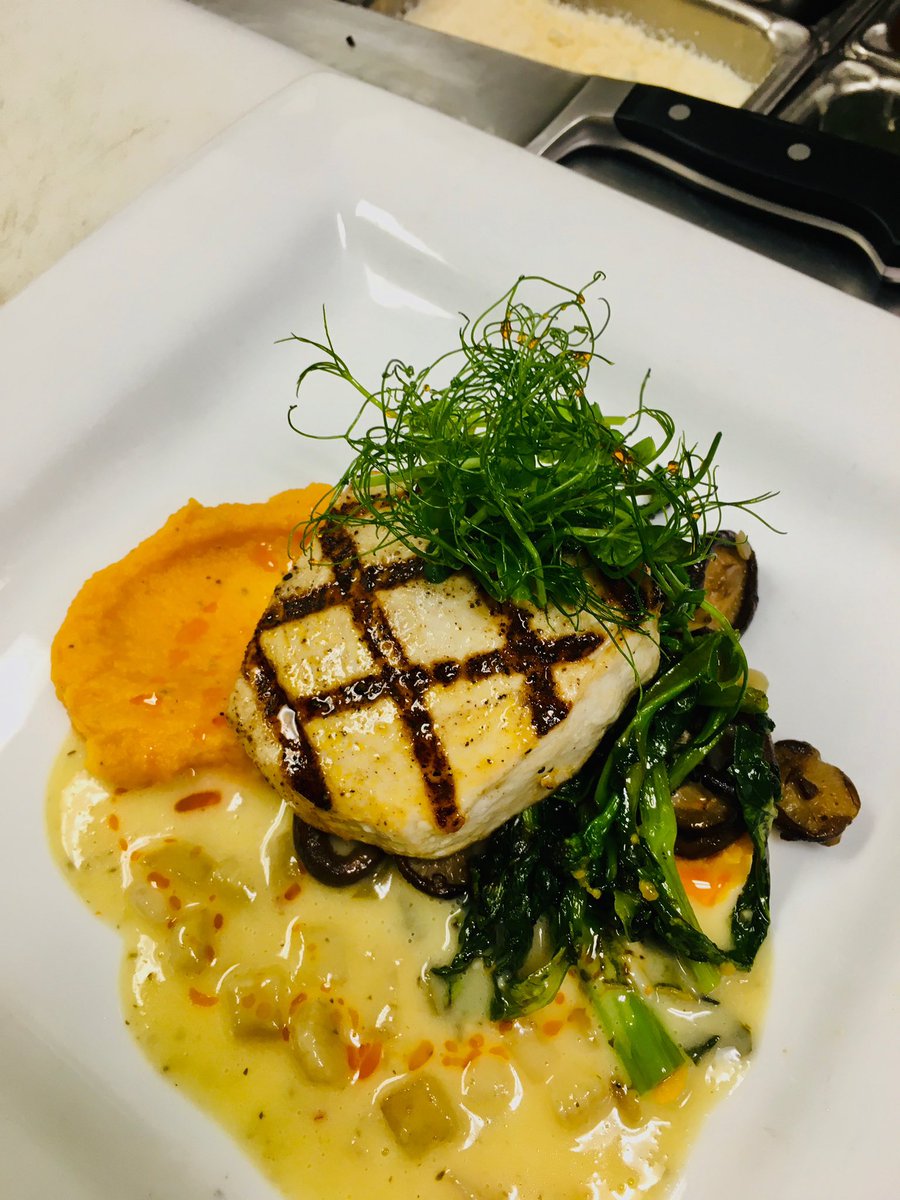 One sharp sword! 💛 #Swordfish #sweetpotatopuree #rapini #shitake #artichoke #buerreblanc #thankyou #bewell #fialafood