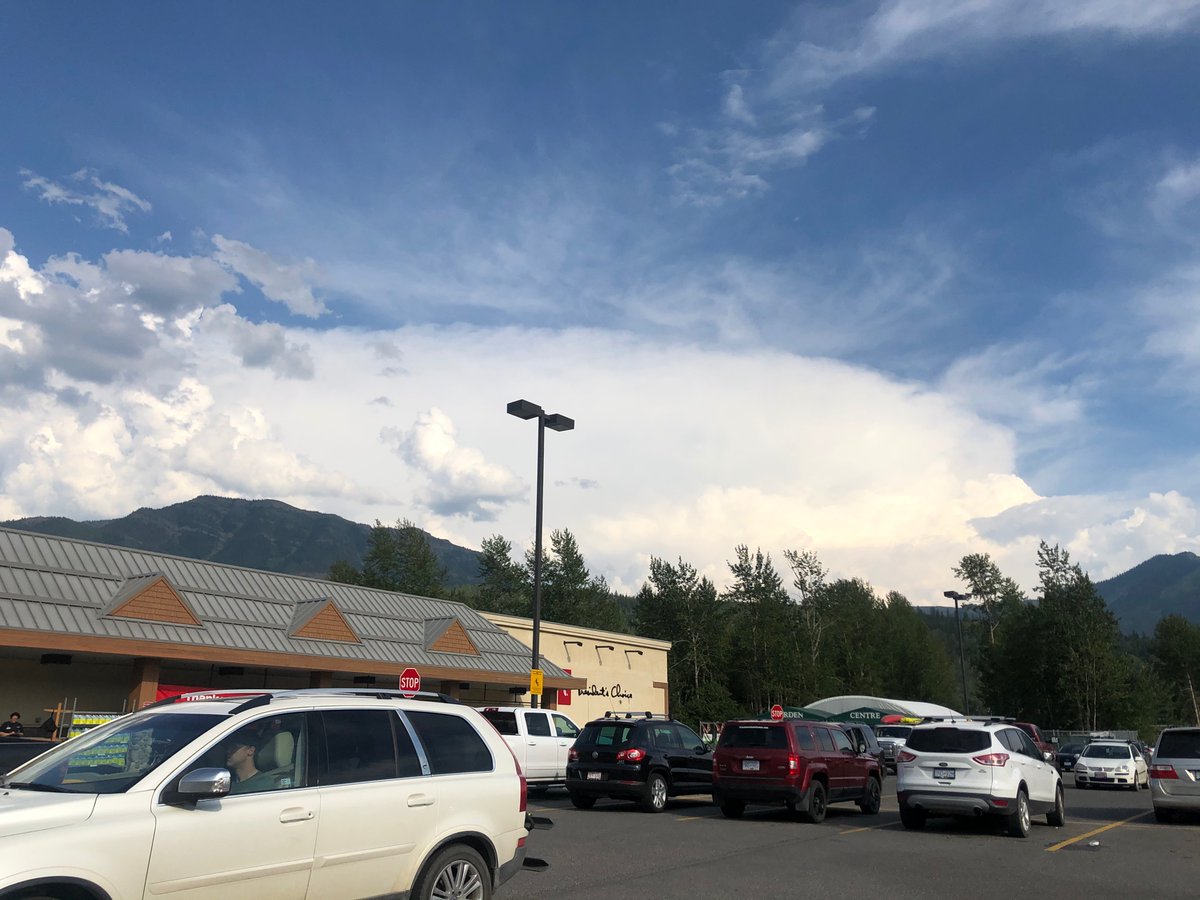 #abstorm looks like it’s stagnant as it hasnt move out of Blairmore area for almost 2 hours. 
View from Fernie, BC