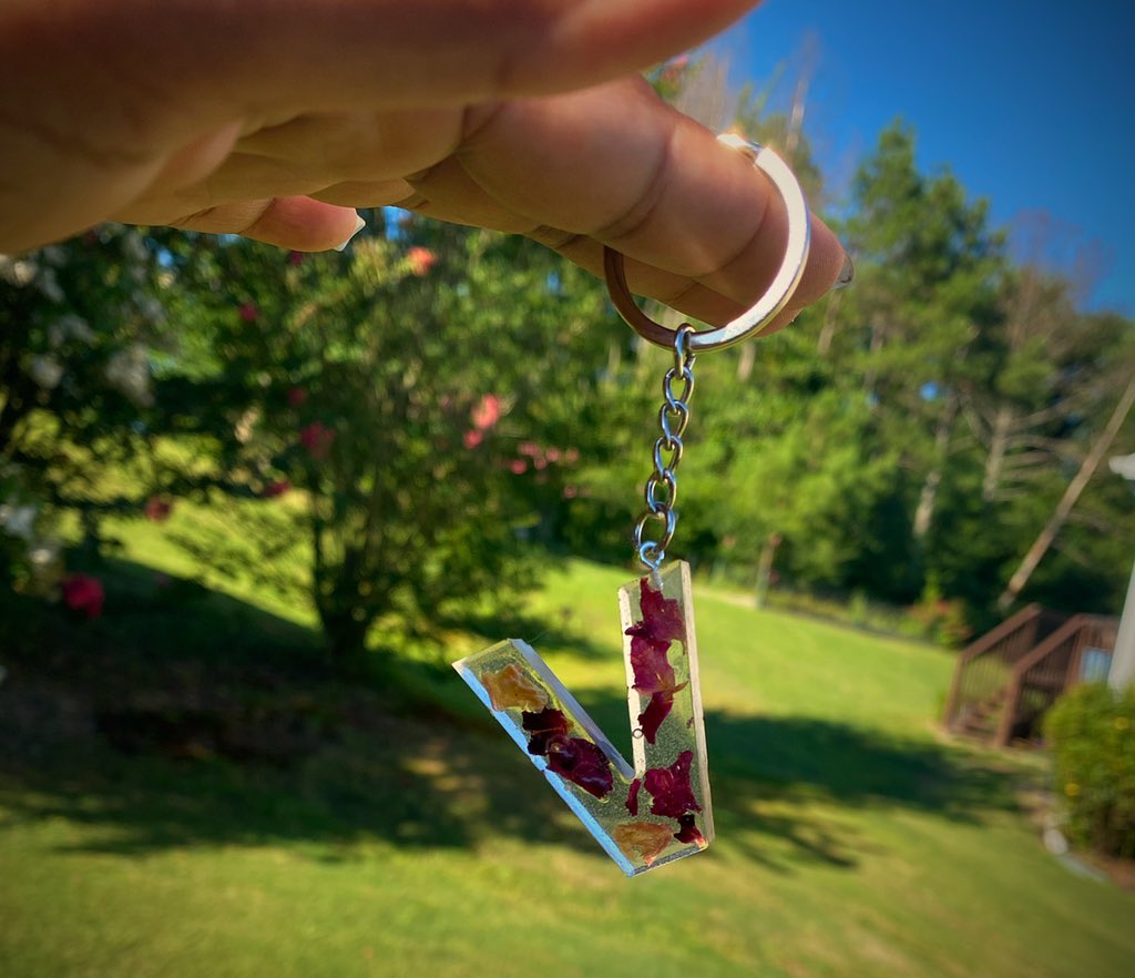 lovelyvalisa's tweet photo. Hey guys my daughter is making resin keychain ($5) and ashtrays ($10) on my Etsy shop https://t.co/Hp0o8LL84n support young entrepreneur #SupportBlackBusiness #BlackOwnedBusiness https://t.co/s9CeT05PAU