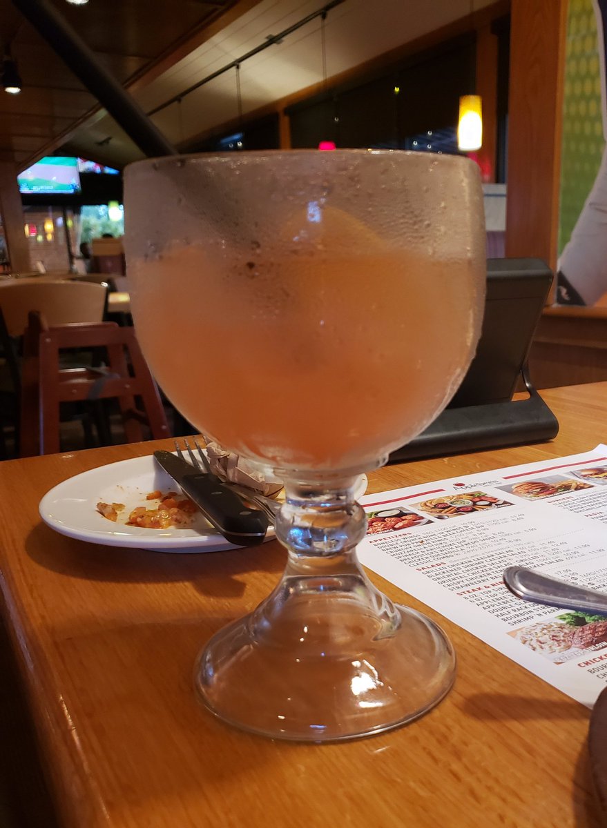AshMarie11111's tweet image. Bahama Mama time. #happyhour #bahamama #applebees