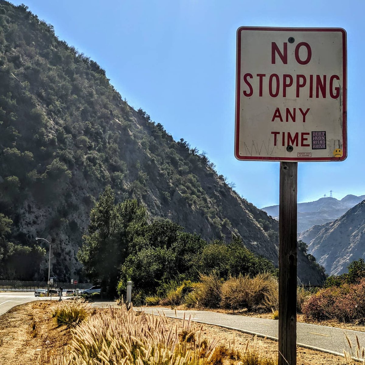 AzusaPD's tweet photo. #DamFire continues to keep Hwy 39 closed. Please avoid the area. Parking or stopping along the road within the City of Azusa is prohibited and violators will be cited.
**Avoid the area**
#azusa #azusapd #azpd #noparking
#azusacanyon #highway39 https://t.co/pqr47xhi3s