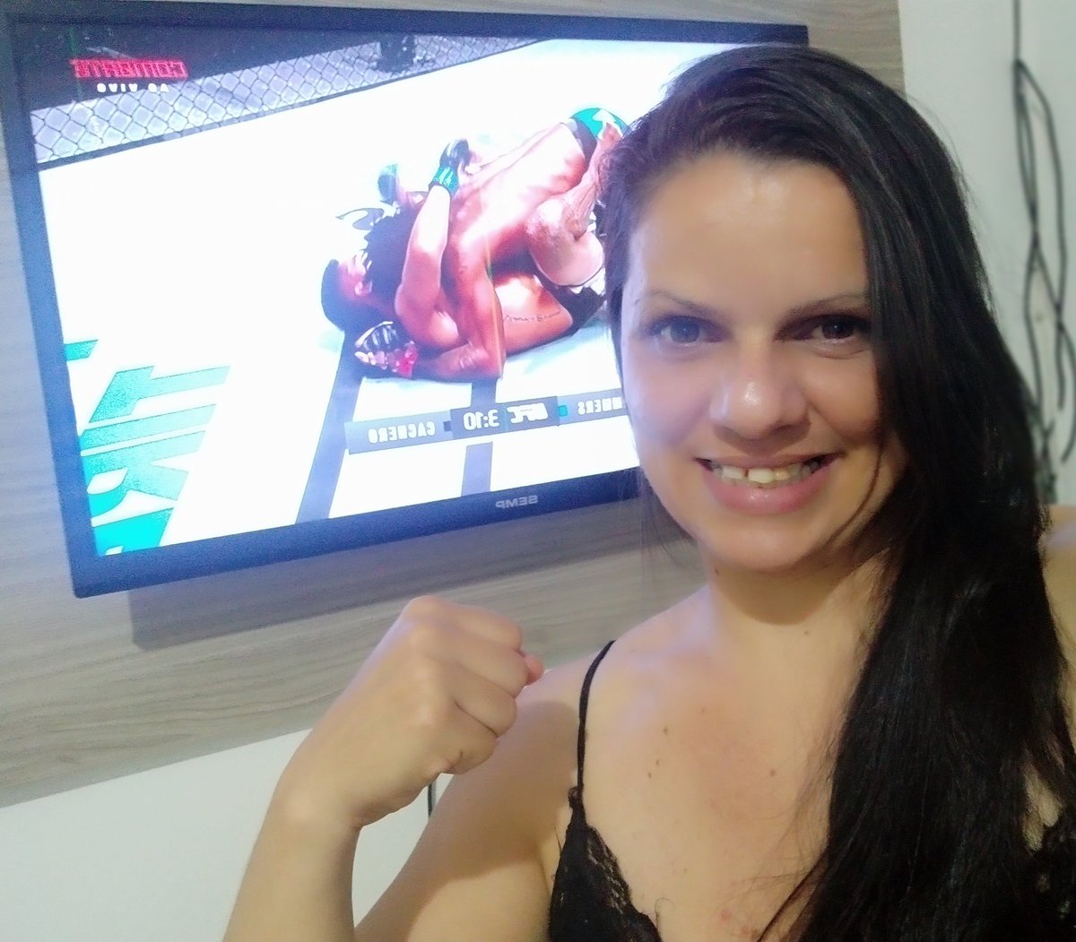 KellKlecinha's tweet photo. Simbora pra mais um #UFCnoCombate 
Junto com o melhor grupo do Whatsapp #AmantesDoMMA 👊🏼👊🏼
Ligadinha aqui de Coruripe-AL
#Sabadou
#UFC
#CanalCombate https://t.co/eHV4rF8iZL
