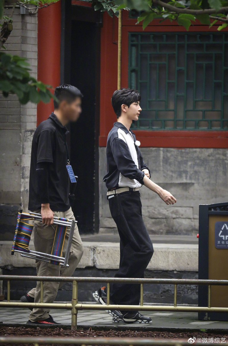 AlanYu_FC's tweet photo. อาเมิ่งมาอย่างหล่อในลุคสีทูโทนขาวดำ ขณะที่กำลังถ่ายทำรายการ #TheSummerPalace เมื่อวานนี้ค่ะ

Src: 微博综艺 

#我在颐和园等你 
#于朦胧 #朦胧 #YuMenglong #Menglong #AlanYu #อวี๋เหมิงหลง #เหมิงหลง #于朦朧 #朦朦 #MengMeng #อลันยู #อวี๋เมิ่งหลง  #เมิ่งหลง #เมิ่งเมิ่ง https://t.co/9oxJJ01JgL