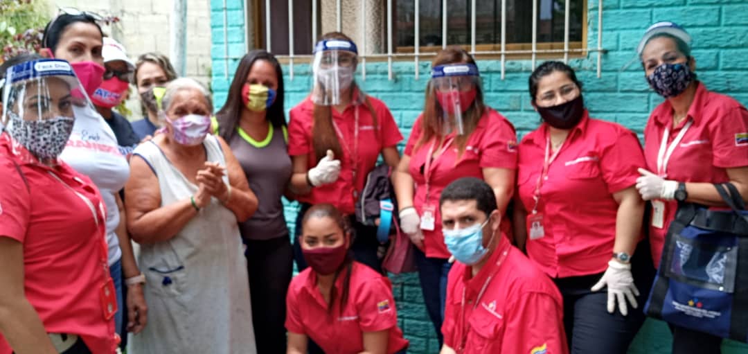 BDT_VE's tweet photo. #NotasBBDP || Pensionados de Aragua, Carabobo, Falcón y Lara recibieron su tarjeta de débito en jornada ¡Banco Bicentenario va a tu casa! https://t.co/KImEhSkOJw https://t.co/4MCONLD0Nd
