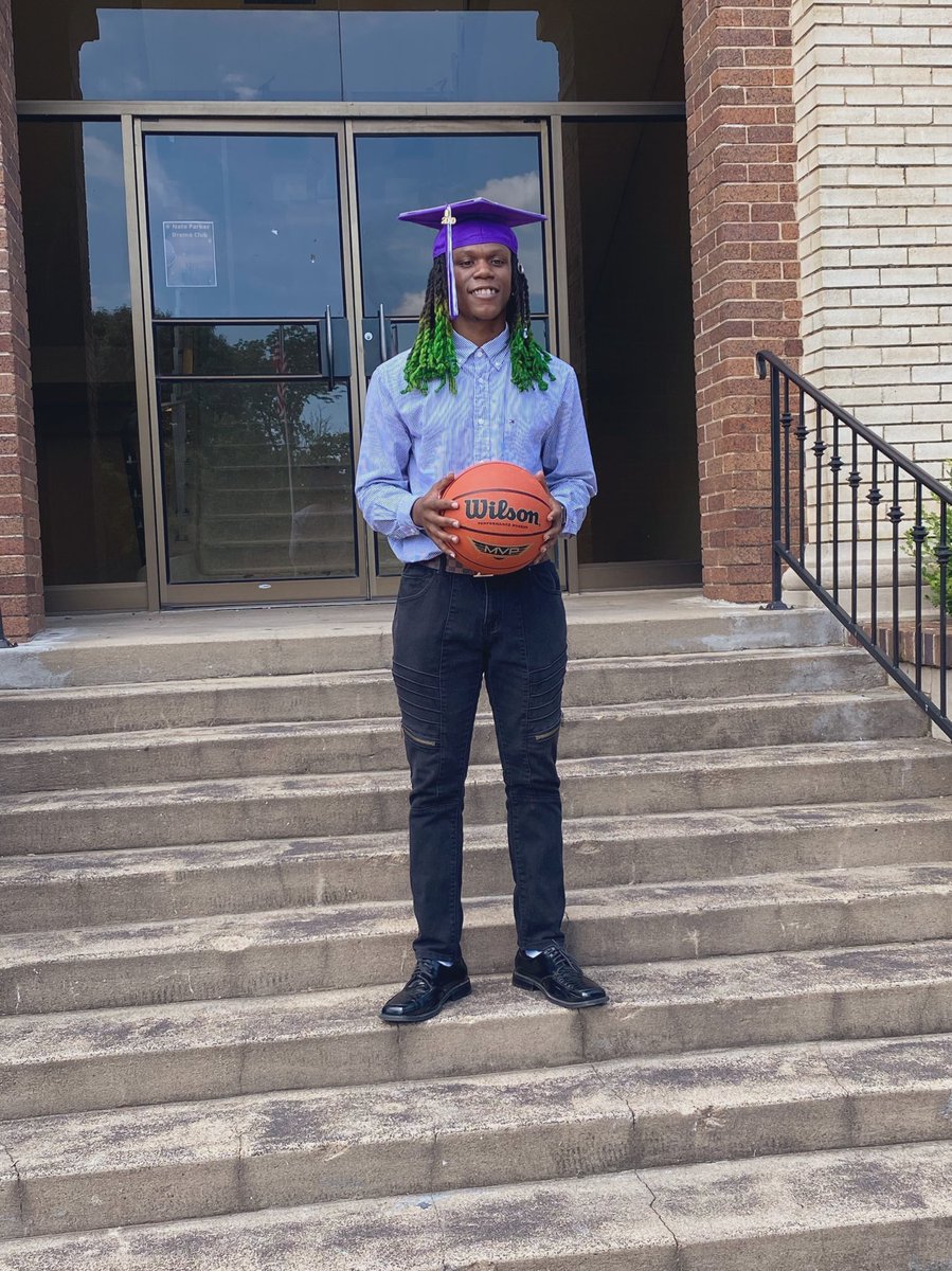 givethembuckets's tweet photo. A mile stone that only some dream about🙌🏾😊 this will be something that make some hate and some try to achieve😛 big dreams ahead with my queen 👸🏽 #WileyAlumni #Classof2020 @embraceChennell https://t.co/xNgh5jj2jI