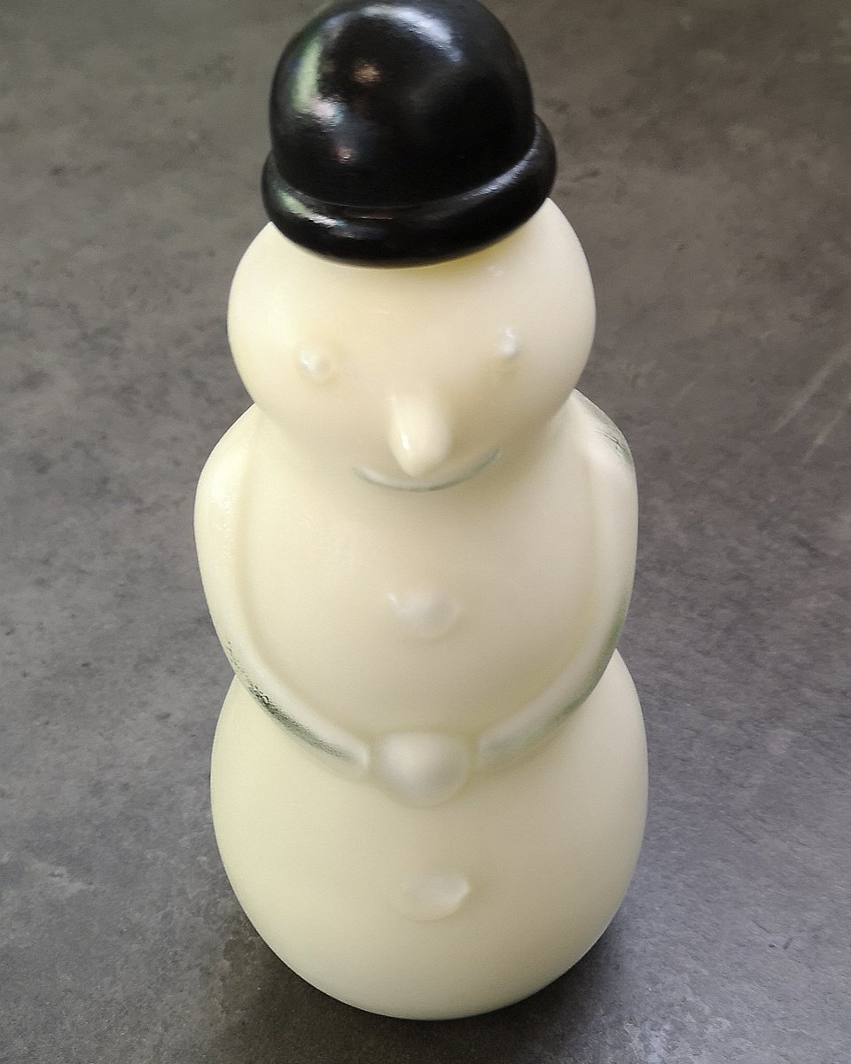 Astad_EU's tweet photo. Vandaag ff proeffles voor de kerst gemaakt, sneeuwman met 0,5 liter witte-chocoladelikeur. Hoe vinden jullie hem? #PuurDutchBest #PuurDutch #watvindenjullie #ambachtelijk #wittechocolade #chocolade #likeur #Lekker #cparkbata #sneeuwman https://t.co/Bn2WUg7Krw
