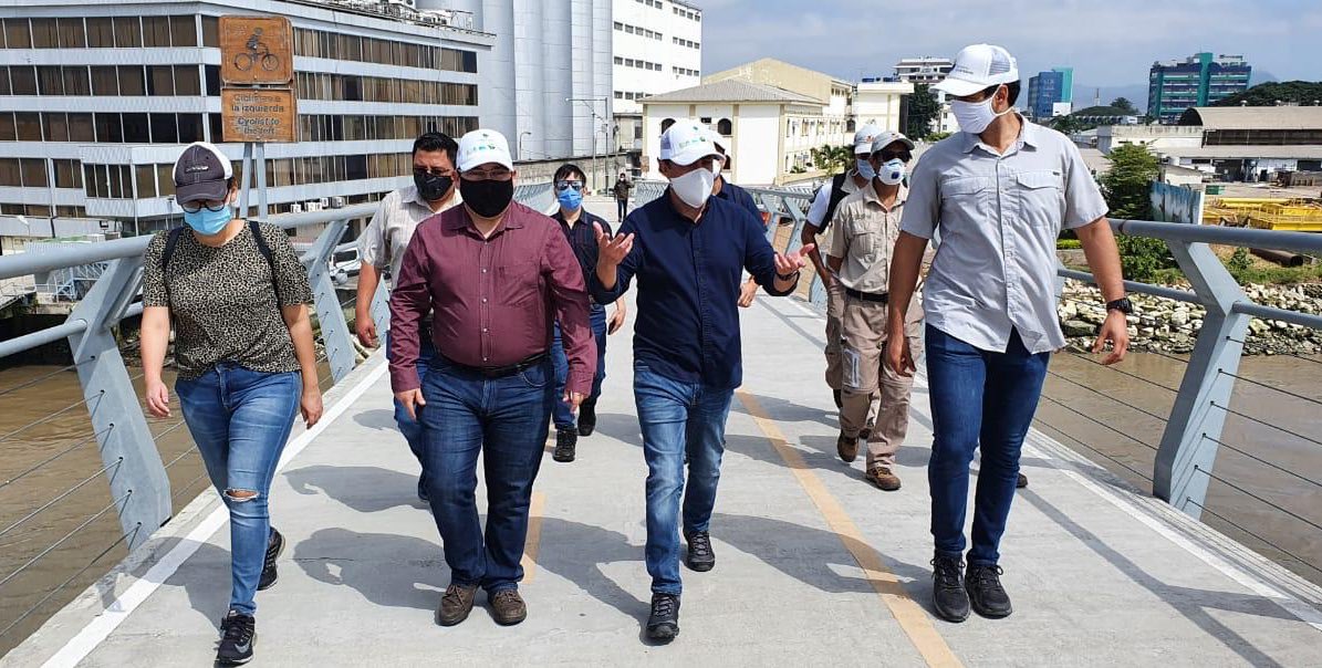EcuadorMAE's tweet photo. El ministro @PauloProanoA junto a #NuestrosGuardaparques recorrió el Área Nacional de Recreación Isla Santay. Constatando los avances de obra en este reconocido espacio natural que conecta a Guayaquil con Durán. https://t.co/ExCJhLJZhC