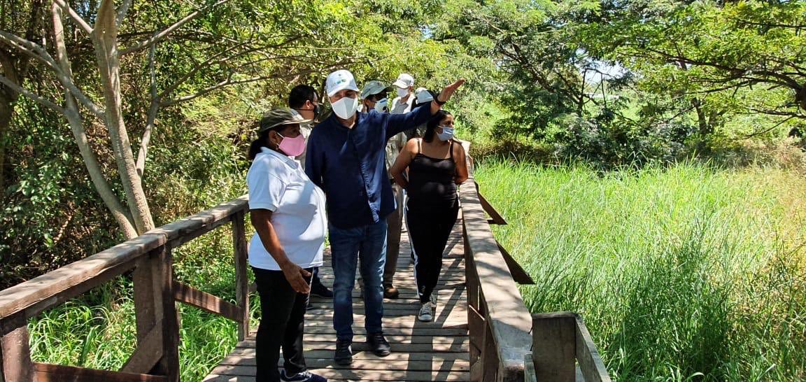 EcuadorMAE's tweet photo. El ministro @PauloProanoA junto a #NuestrosGuardaparques recorrió el Área Nacional de Recreación Isla Santay. Constatando los avances de obra en este reconocido espacio natural que conecta a Guayaquil con Durán. https://t.co/ExCJhLJZhC