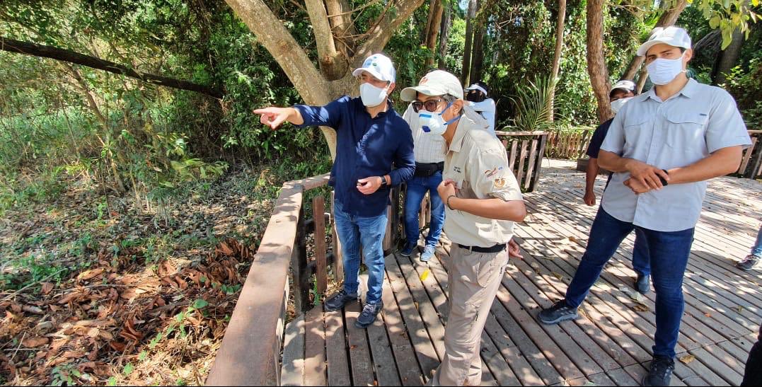 EcuadorMAE's tweet photo. “Esta es una área protegida y la importancia de conservar el espacio natural va de la mano con la comunidad”, expresó el ministro @PauloProanoA durante su recorrido por los senderos Huaquillas y  Beldaco, junto a los guardaparques y los comuneros. https://t.co/kQE8U92KaA