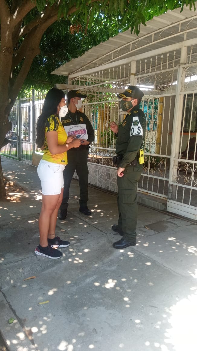 PoliciaUNIPEP's tweet photo. #PatrullaEnCasa 👮🏻♀️👮🏻♂️ Recorrimos las calles del barrio el don Carmelo en #Valledupar @PoliciaDeCesar, hablando con las mujeres sobre la violencia física, sexual, patrimonial, psicológica, económica y por identidad de género #SomosUnoSomosTodos #EmaContigo https://t.co/lmxqURstak