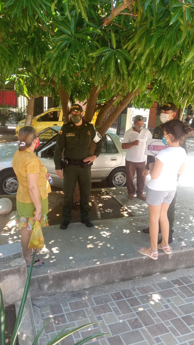 PoliciaUNIPEP's tweet photo. #PatrullaEnCasa 👮🏻♀️👮🏻♂️ Recorrimos las calles del barrio el don Carmelo en #Valledupar @PoliciaDeCesar, hablando con las mujeres sobre la violencia física, sexual, patrimonial, psicológica, económica y por identidad de género #SomosUnoSomosTodos #EmaContigo https://t.co/lmxqURstak