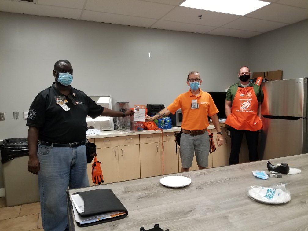 MEA Harvey getting a much deserved Homer Award from <a href="/chrisMET6935/">Christopher Ware</a>. <a href="/AlgerChadd/">chadd alger</a> <a href="/RonnieWells10/">Ronnie Wells</a> @D8_MET_Night <a href="/JohnsMinnie/">minnie owen</a> <a href="/RayBoyett6935/">Ray Boyett</a> <a href="/SarahFarrellTHD/">Sarah Farrell</a> #Homer #GetIt #CustomerService #OrangeBlooded #OneTeam