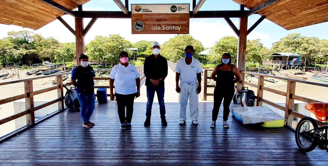 EcuadorMAE's tweet photo. Además el ministro @PauloProanoA le socializó a la presidenta de la comunidad San Jacinto de Santay, Elsa Rodríguez, las campañas de educomunicación que se implementarán, para incentivar a la comunidad en separación en la fuente de desechos desde sus hogares. https://t.co/Fgbx5cDGb1