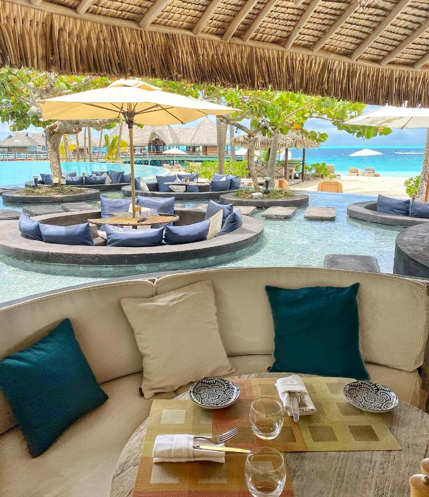 Immerse yourself enjoying a lunch at the Tarava Pool Bar
Photography by hannahlhollands