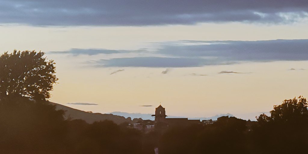 joncampling's tweet photo. Nice sky over #Eastbourne. Tonight ⛅🌅

#Viewsfromtheloft https://t.co/gA8zsHw6rc