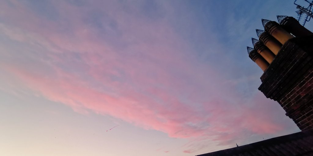 joncampling's tweet photo. Nice sky over #Eastbourne. Tonight ⛅🌅

#Viewsfromtheloft https://t.co/gA8zsHw6rc