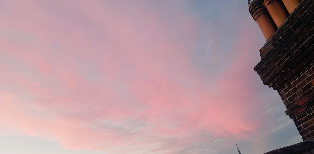 joncampling's tweet photo. Nice sky over #Eastbourne. Tonight ⛅🌅

#Viewsfromtheloft https://t.co/gA8zsHw6rc