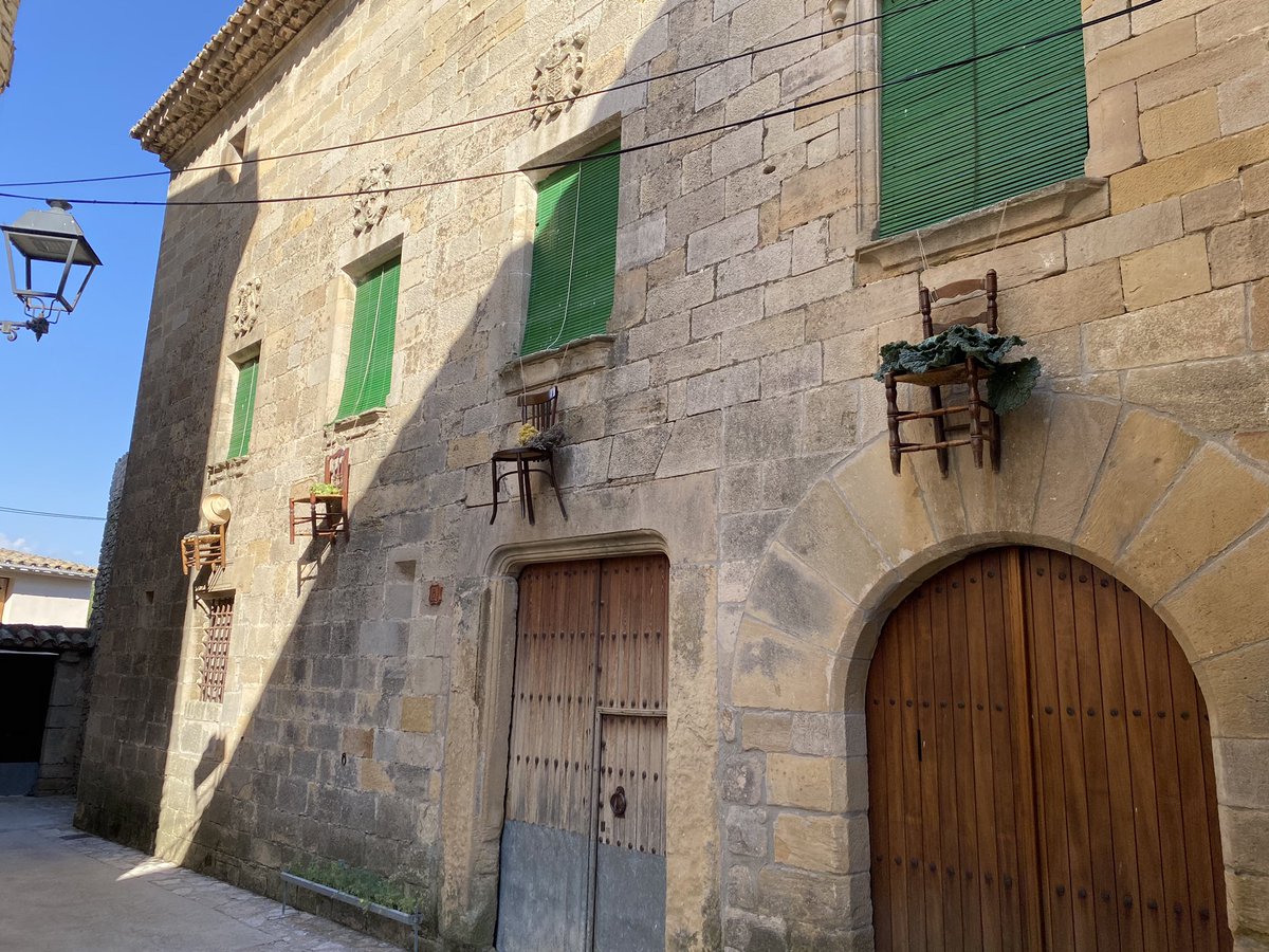 MercatConesa's tweet photo. Hem decorat balcons i façanes perquè avui tocava @MercatConesa 
#desconfinantmercatvell
#2020
#conesa https://t.co/MAhS83yOZP