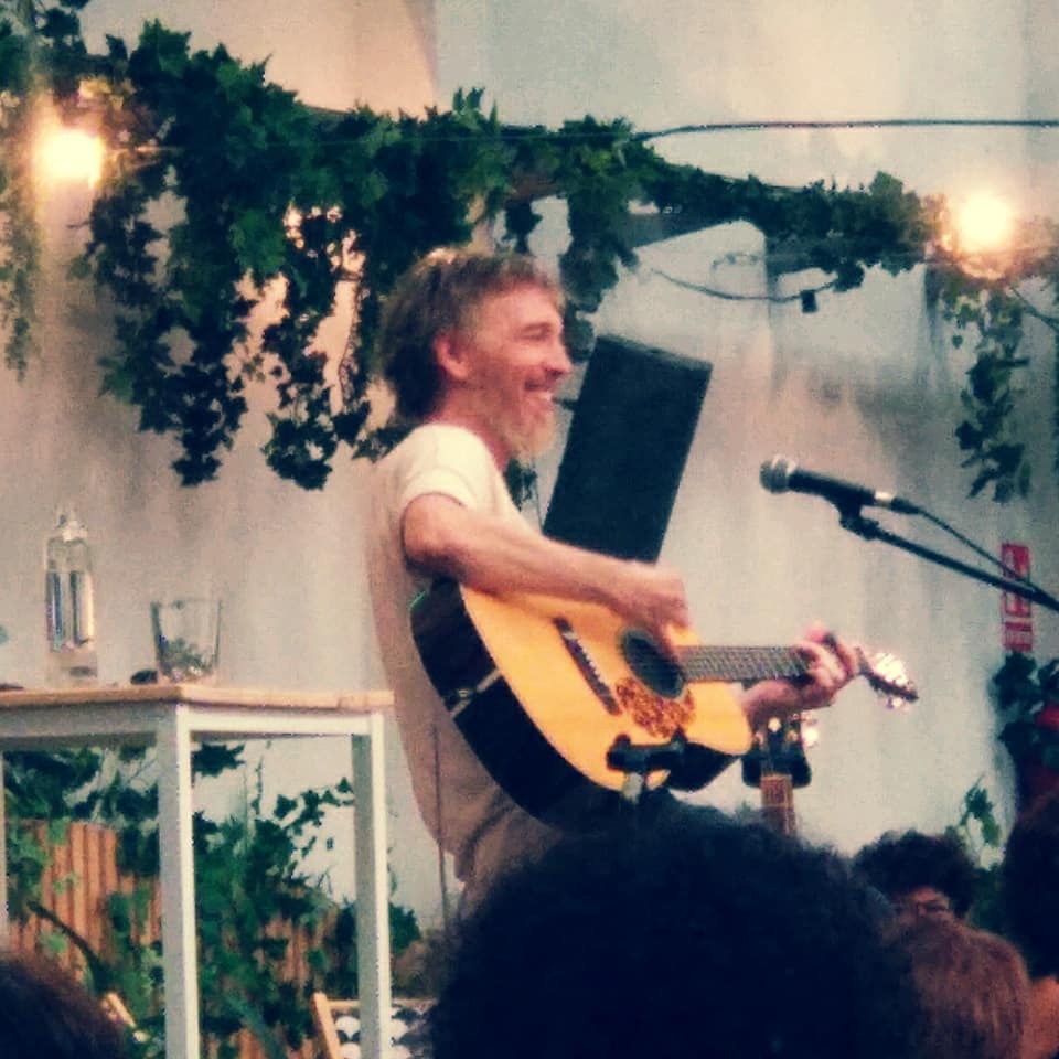 Siempre que este señor abre la boca para cantar se produce una paz interior que da escalofríos 😃 ... Hoy hemos salido al infierno para disfrutar, por fin, de música en directo 🎶🎸😍
<a href="/shuarmamusic/">Shuarma</a> 
#CasaDeLaMar
#Alboraya
#Valencia