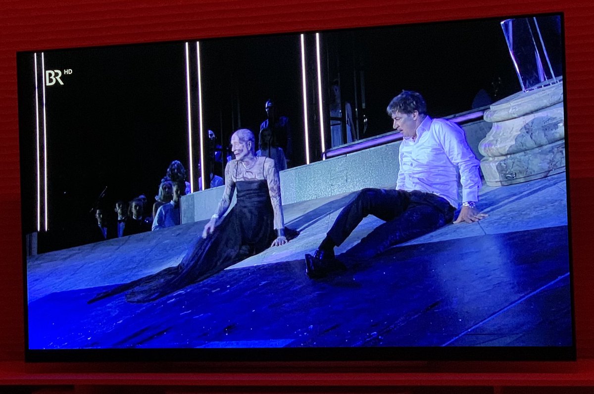 Charlotte_v_St's tweet photo. Tobias Moretti und Peter Lohmeyer im #Jedermann
Schaurig schön und unfassbar glaubhaft. TOP-Besetzung!!!
#SalzburgerFestspiele 
#BR https://t.co/qc3wySqyD1