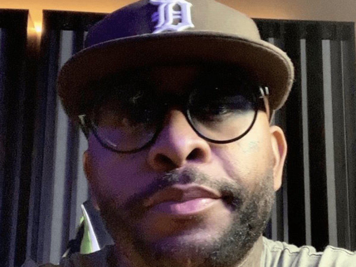 3. Royce Da 5'9": A very complete MC, capable of singing, rhyming in boom-bap beats and more "modern" beats. A very smart guy who has one of the most complex rhyme structures I've ever seen, abusing wordplay a lot. I love him to see him in action.
