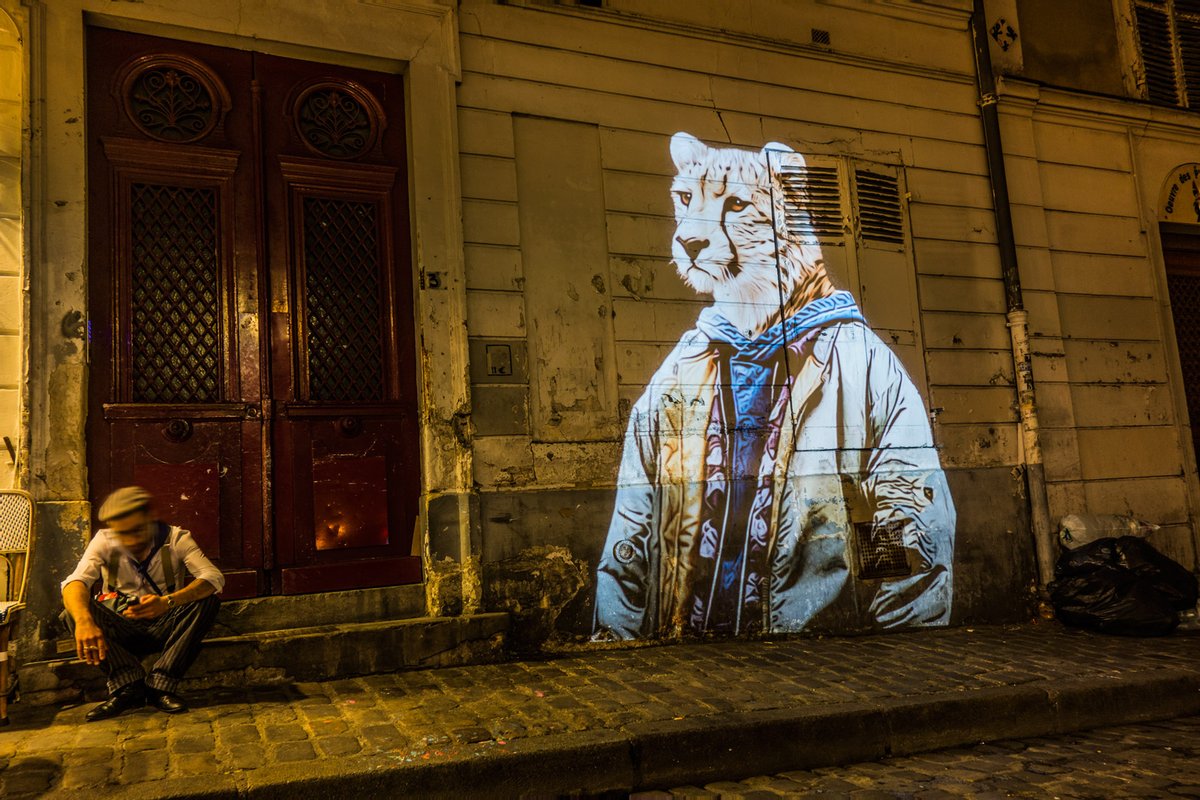 Exofelis's tweet photo. Joyeuse fête nationale 🇨🇭
L’artiste français Julien Nonnon projette actuellement son bestiaire visuel sur les façades de Crans-Montana à la Maison du Tourisme, dans le cadre du festival #VisionArt.
#StreetMapping #Anthropomorphes https://t.co/WYPkPicESL