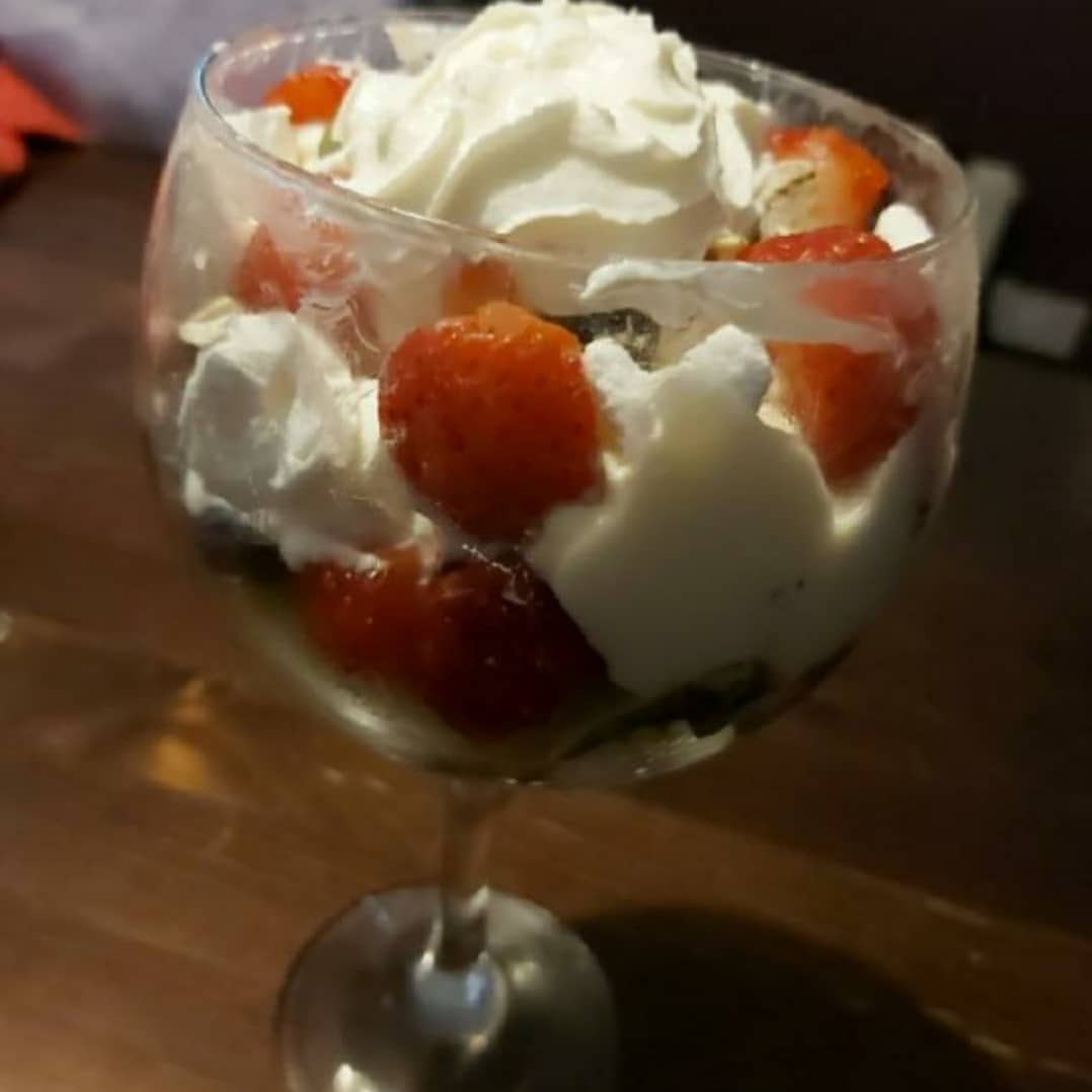 neversleeps29's tweet photo. time for some dessert. ice cream,berries,hot fudge,and whipped cream https://t.co/gWrgujfelh